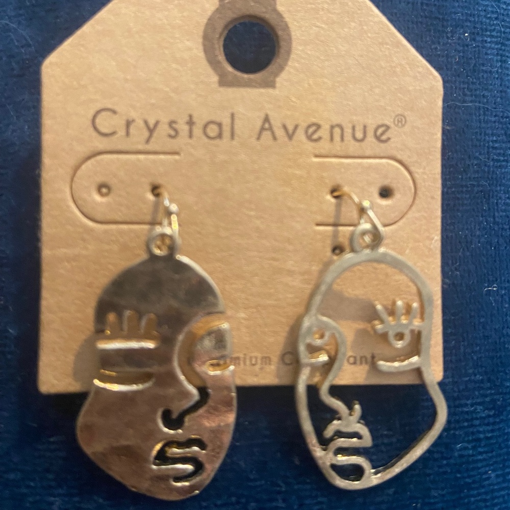 Face Earrings Gold Tone